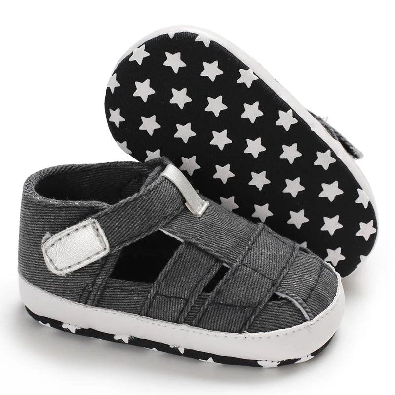 Tênis de Bebê Menino e Menina Recém-Nascido Moda Tênis de Lona Solas Macias Primeiros Sapatos para Andar Sandálias Respiráveis Sapatos Populares de Praia de Verão.